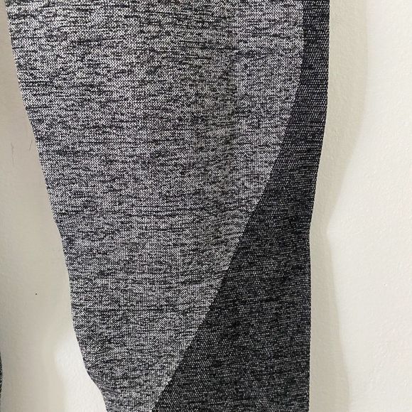 Pink Victoria's Secret Seamless Cropped Black Gray Leggings Size XS - Picture 4 of 9